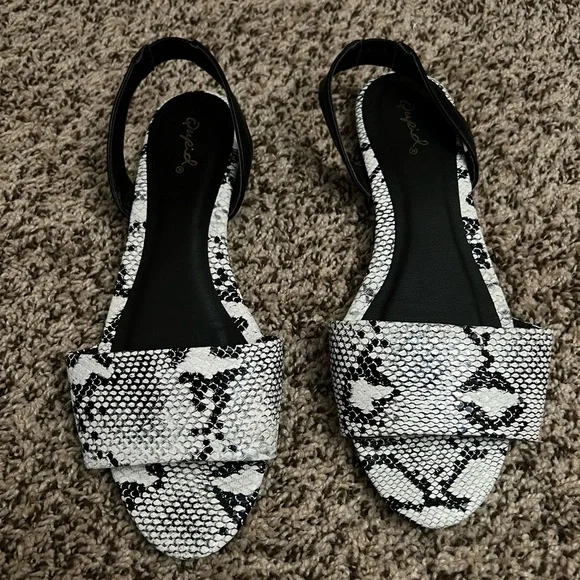 Sandals - Picture 5 of 5